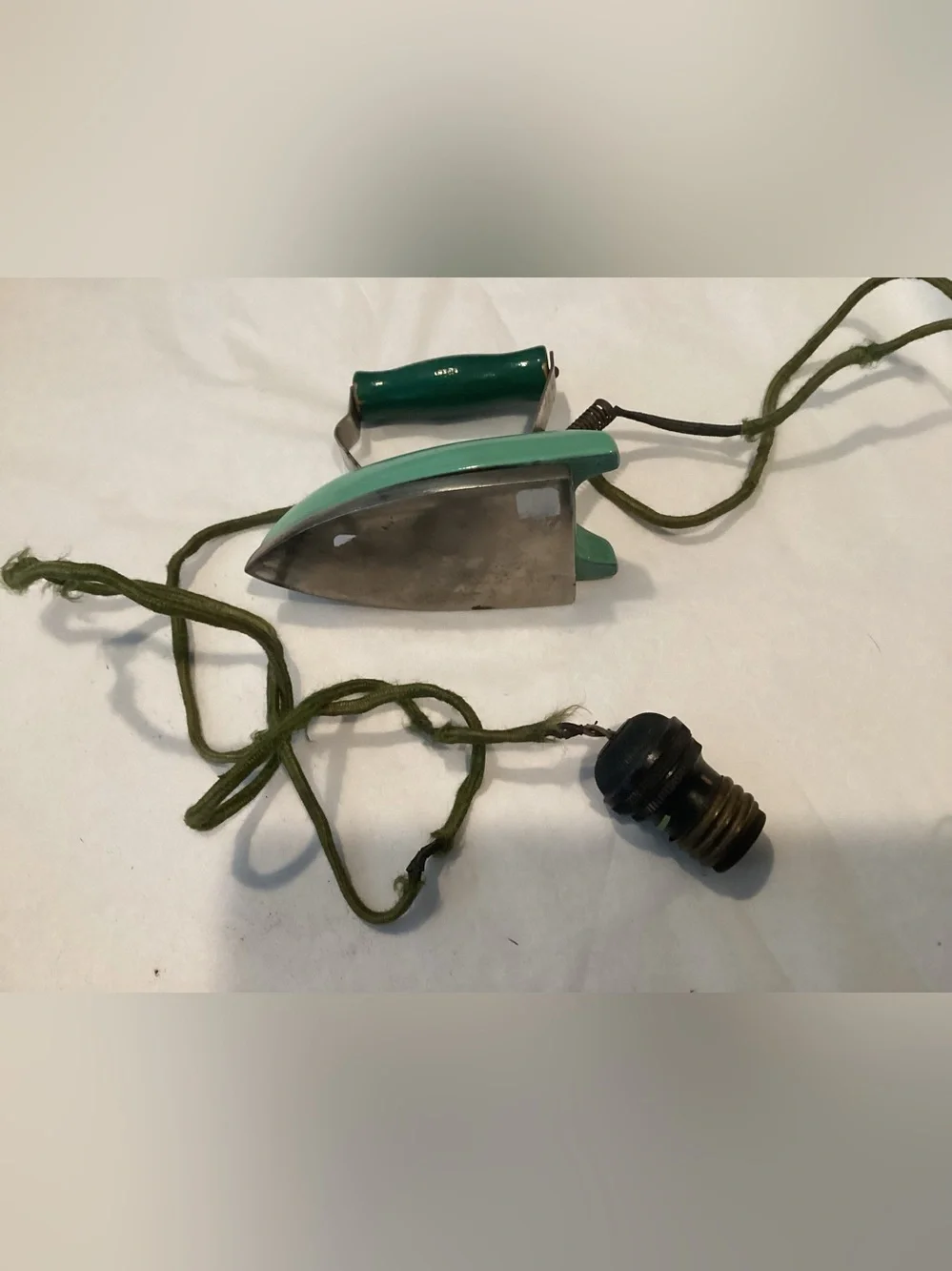 Vtg. Childs toy electric iron (or small travelers iron) from around the 1940s.